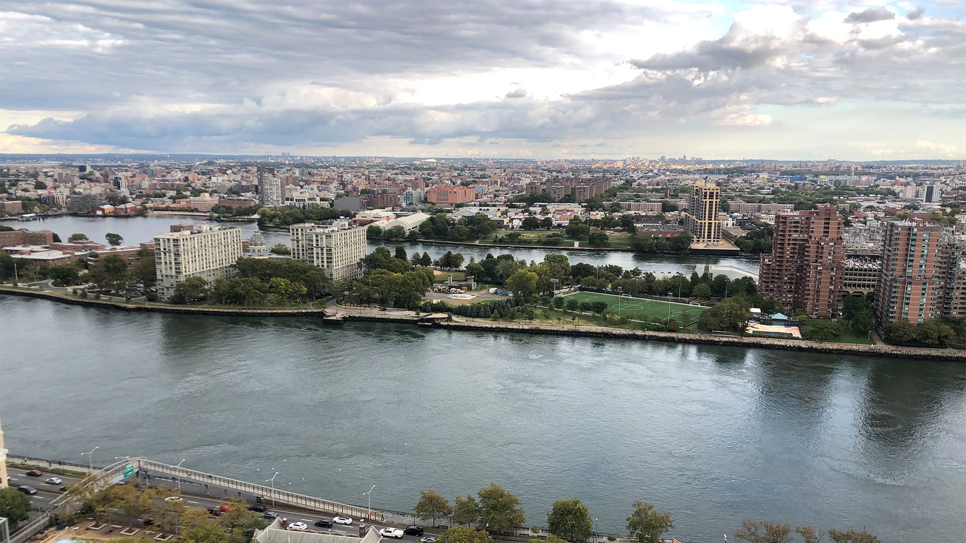 Picture of the southern stretch of Roosevelt Island, in between Manhattan and Queens 