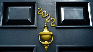Illustration d'une porte d'entrée d'une maison avec un heurtoir de porte et le numéro 2022 dessus.
