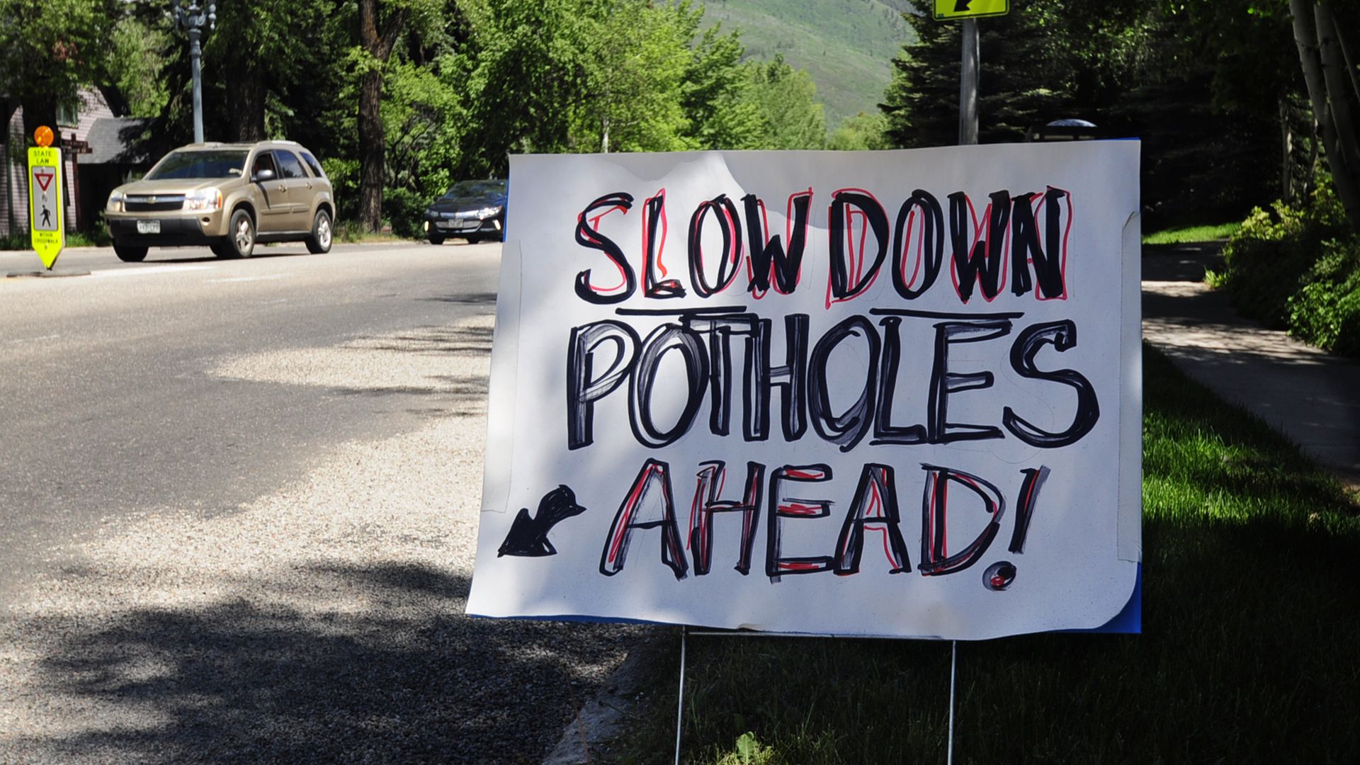 A sign warning drivers that there are potholes ahead