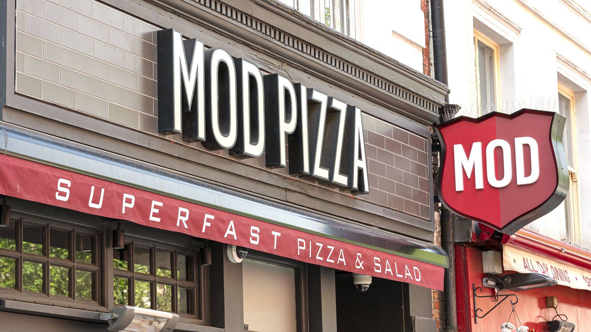 image of a store front of a MOD Pizza restaurant.