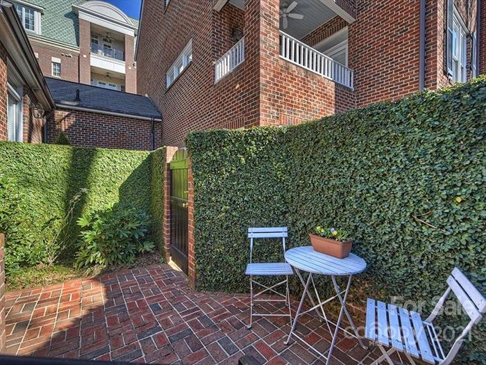 2315 Selwyn Ave Unit C patio