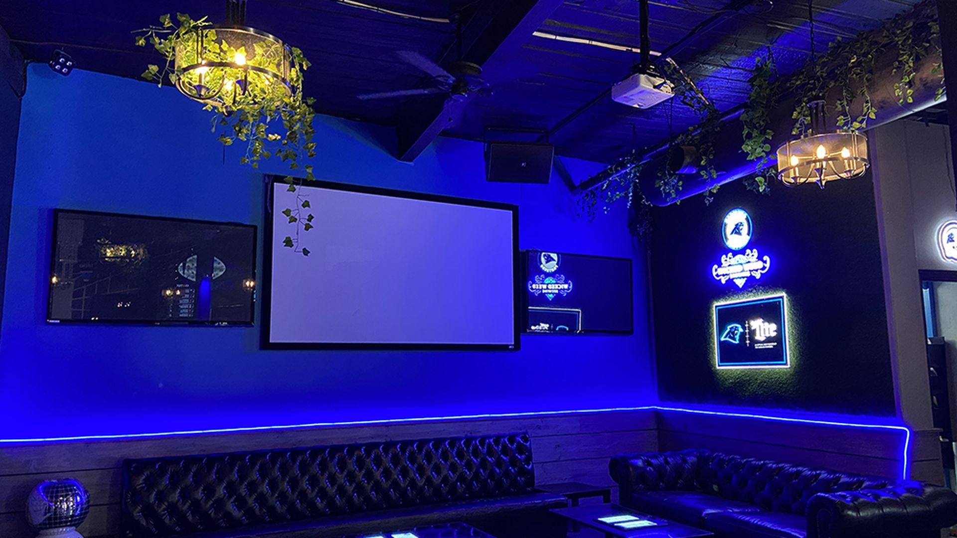 Overtime Downstairs at Clutch. Photo: Ashley Mahoney/Axios