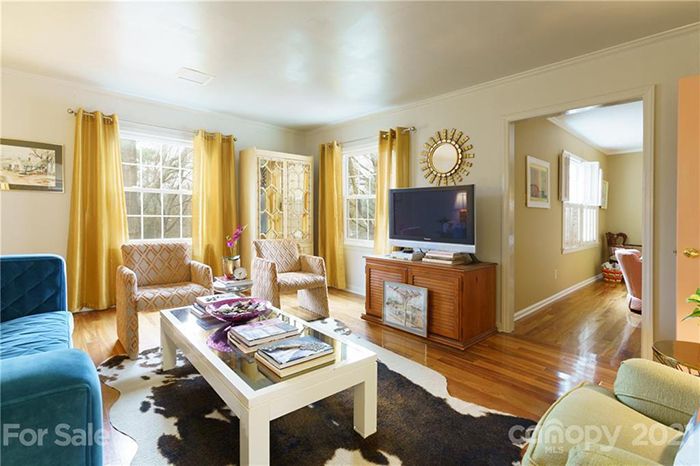 6826 Constitution Ln living room