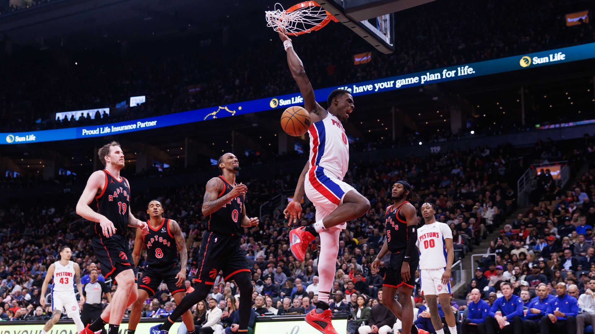 The Pistons' Jalen Duren dunks against the Raptors last week. 