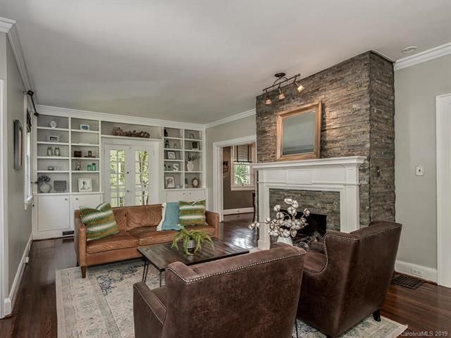 2301 CHARLOTTE DRIVE living room