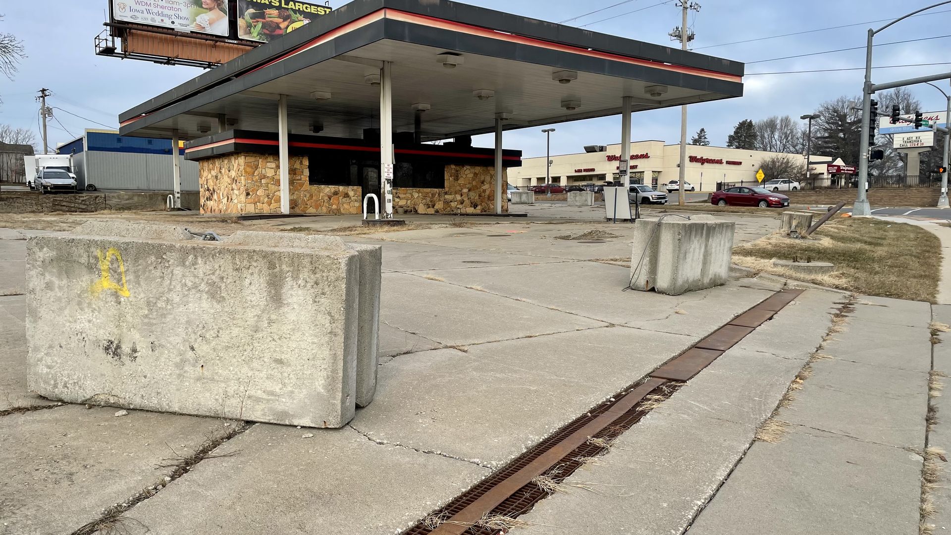 A photo of a vacant gas station in Des Moines.