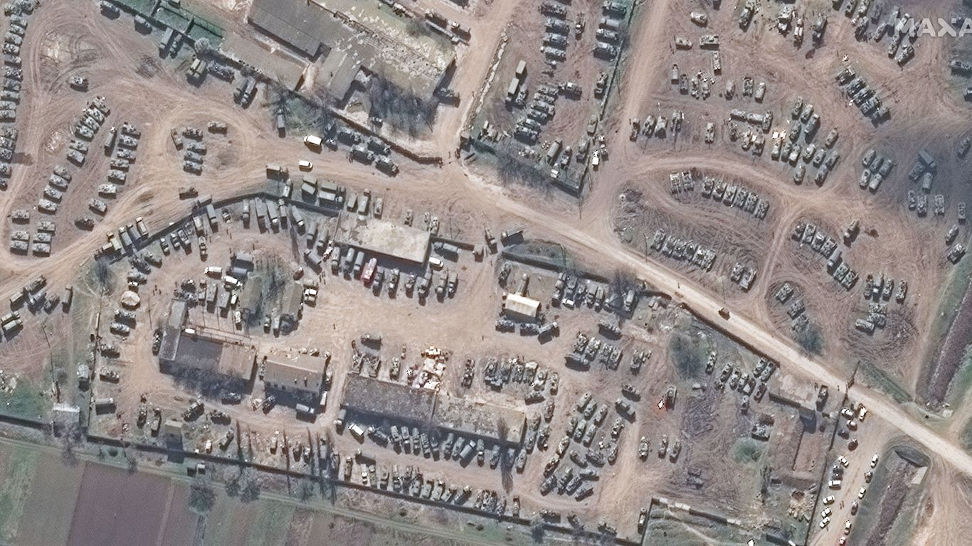 تظهر صور الأقمار الصناعية المزيد من عمليات الانتشار العسكرية الروسية في شرق أوكرانيا