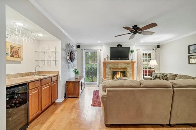 10316 Whitethorn Dr living room USE