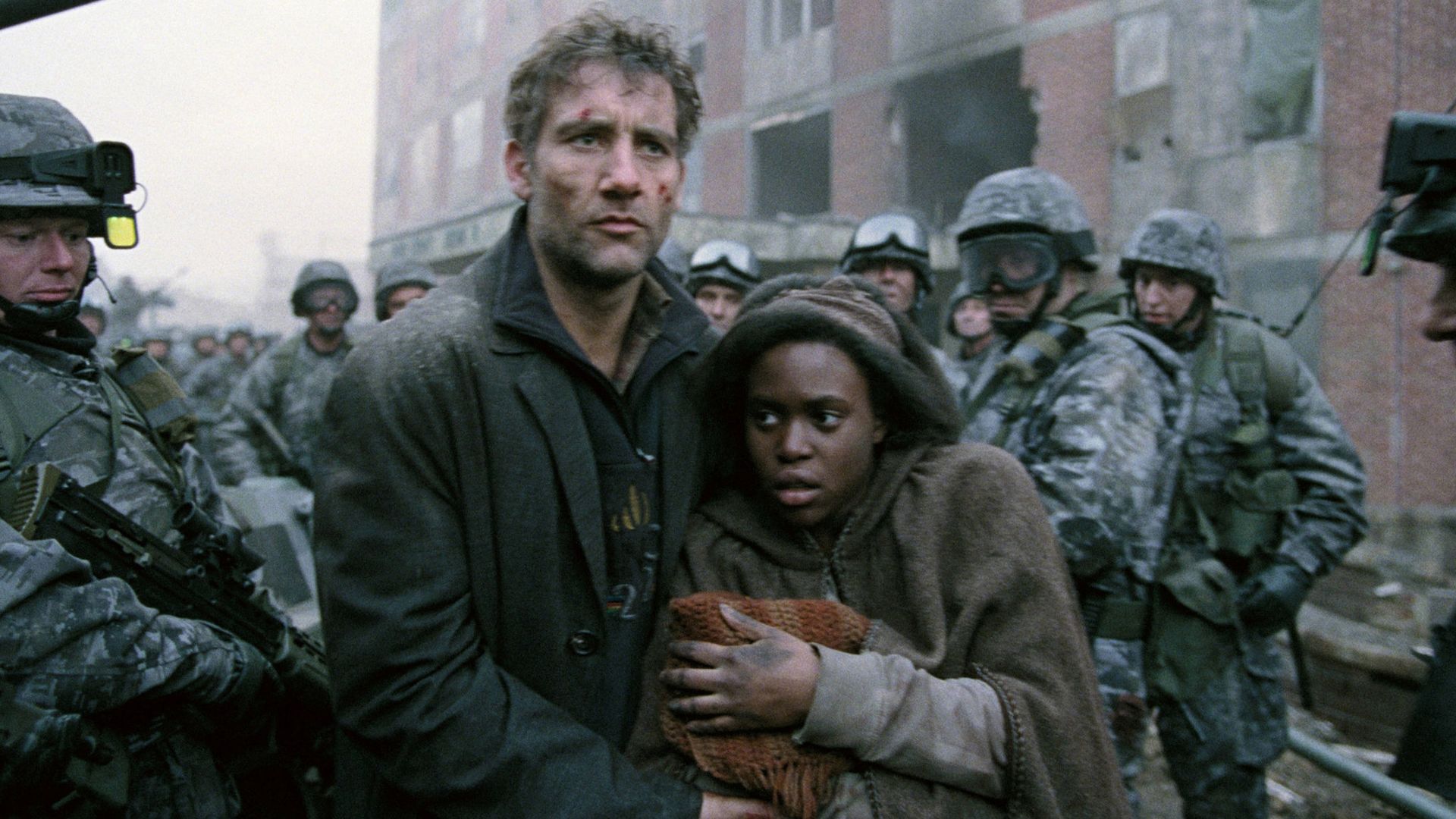 Clive Owen and Clare Hope-Ashitey in Children of Men