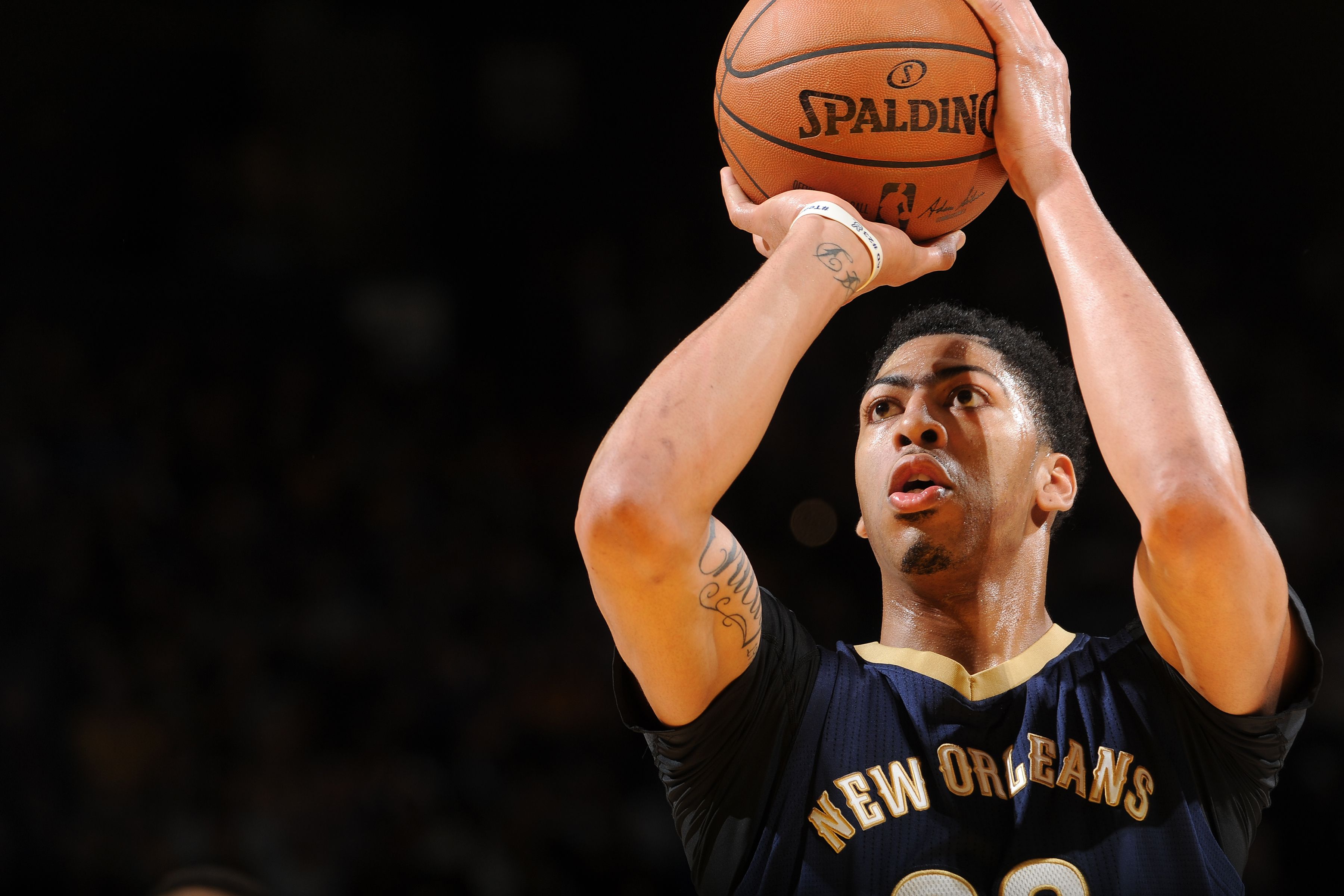 Photo shows Anthony Davis in a Pelicans jersey about to throw a basketball.