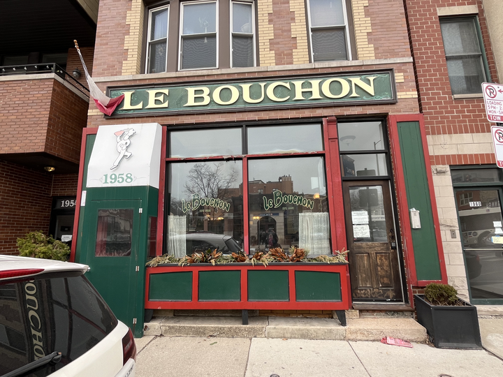 Photo of a restaurant sign saying "Le Bouchon" 