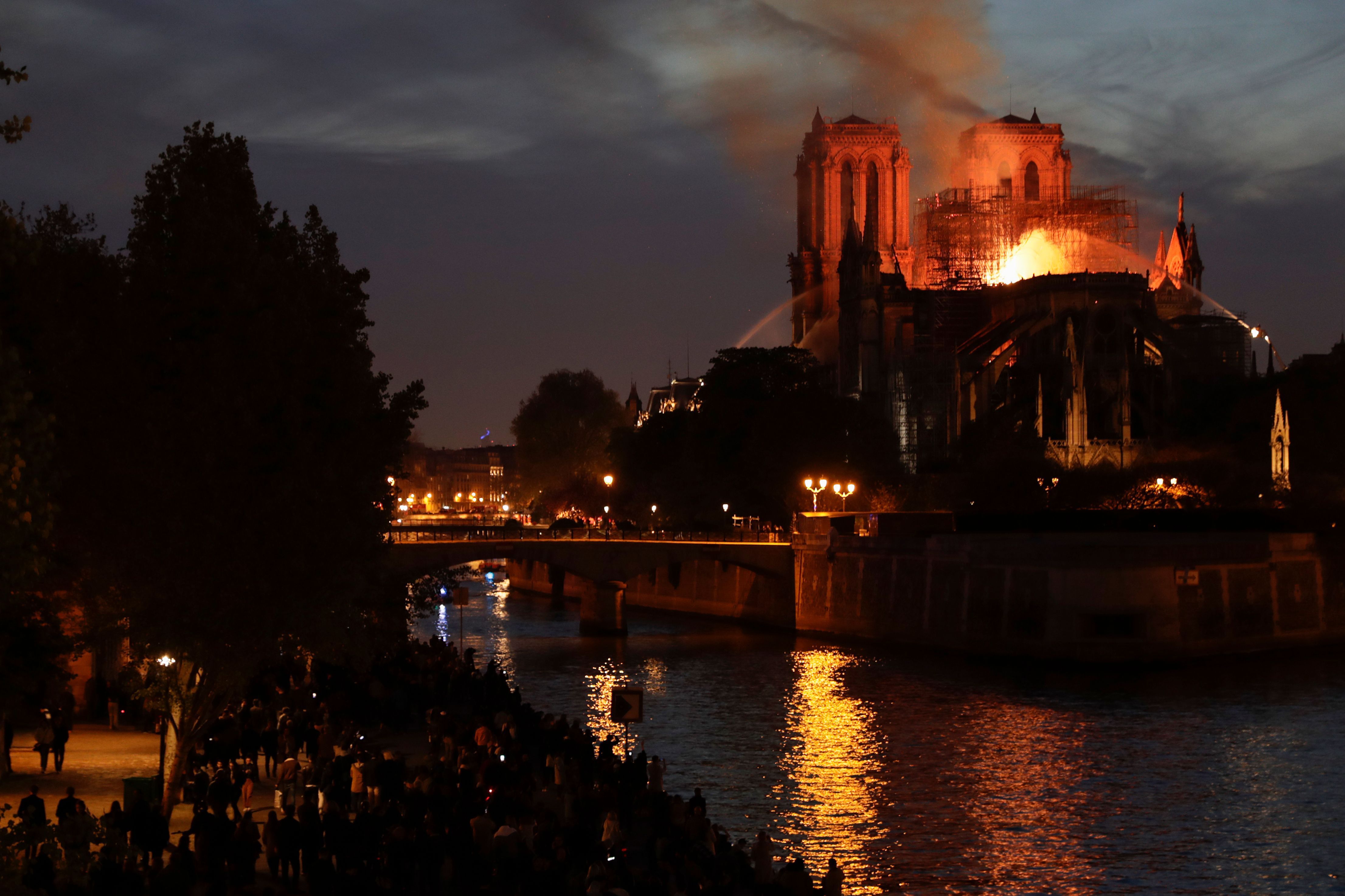 Горящий париж. Notre Dame de Paris пожар. Похоже на собор Парижской Богоматери. Нотердам в огне ночь. Нотр дам красные врата.