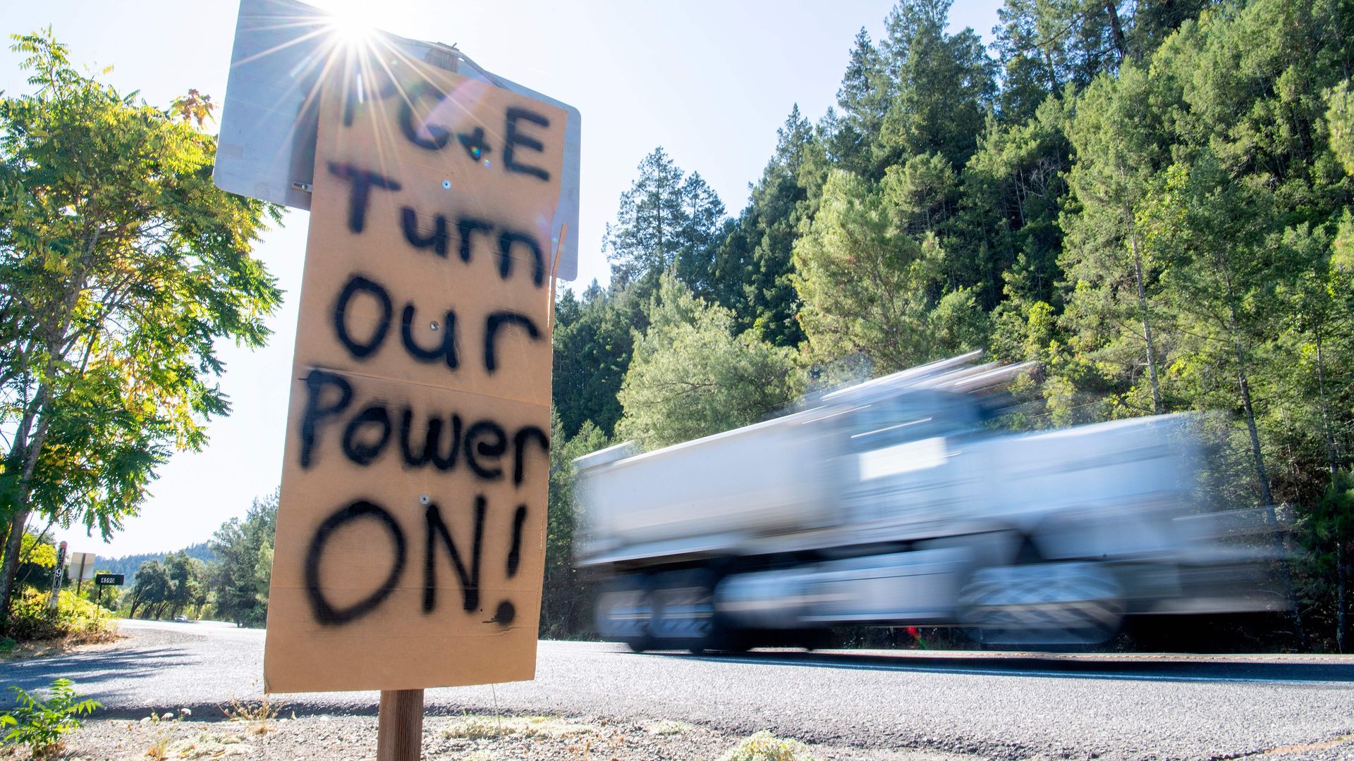 A sign calling PG&E to turn the power back on.