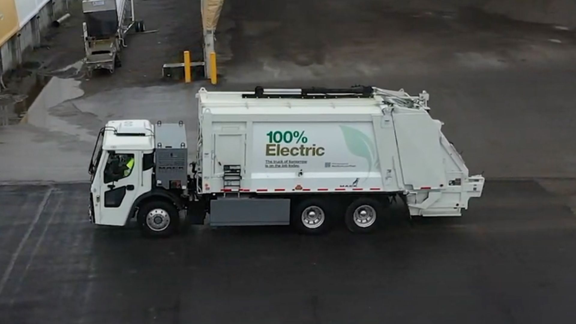 A photo of a trash truck.