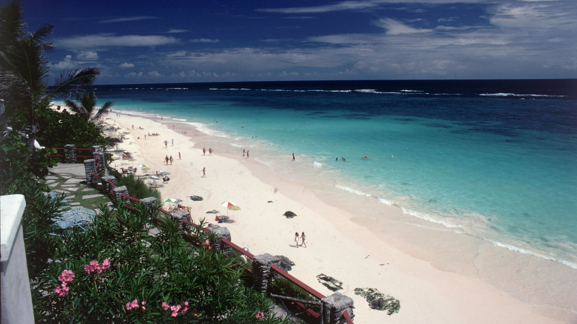 A view of Coral Beach, Bermuda, 1977. (Photo by Slim Aarons/Hulton Archive/Getty Image