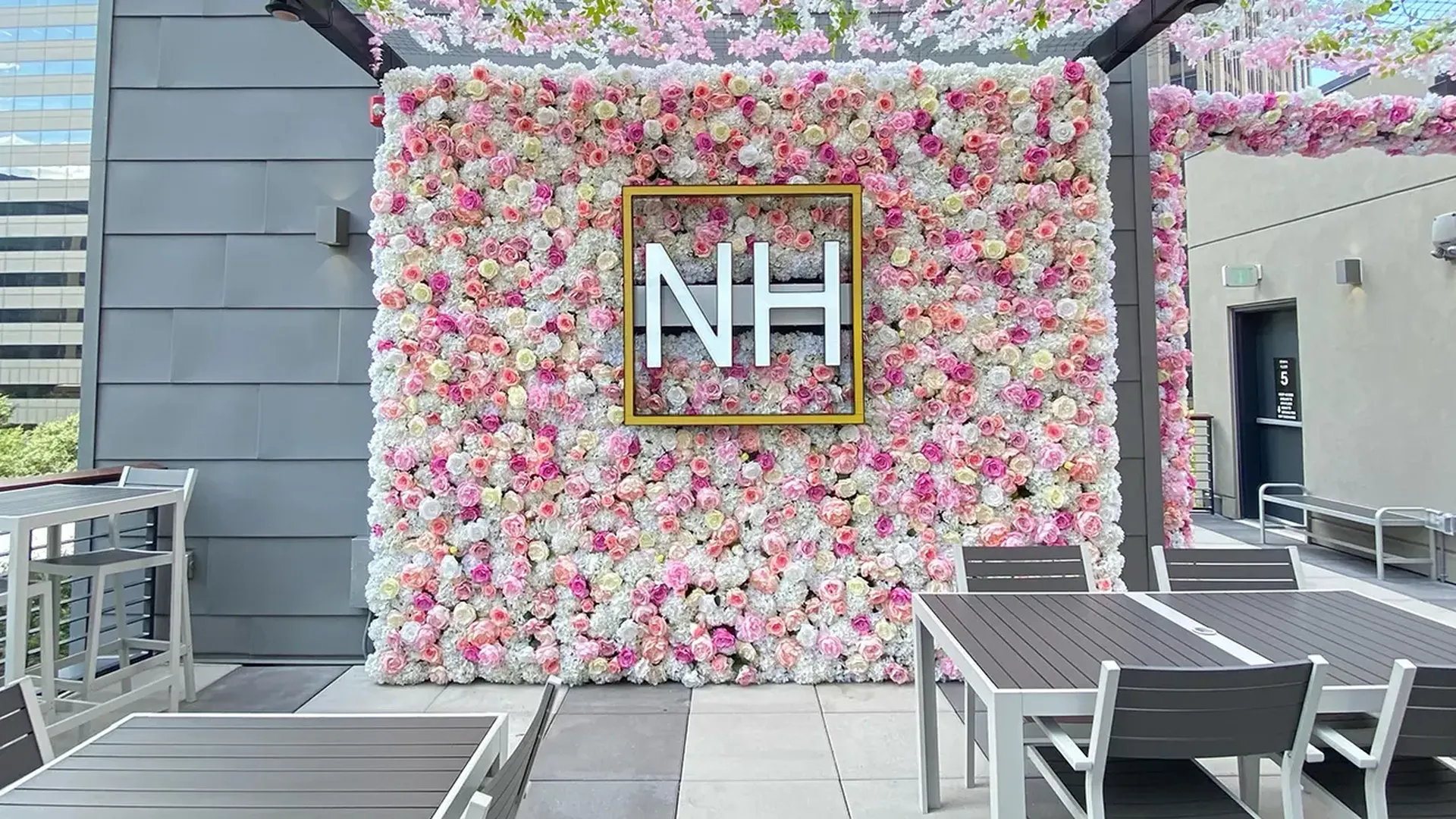 novelty house flower wall 1300