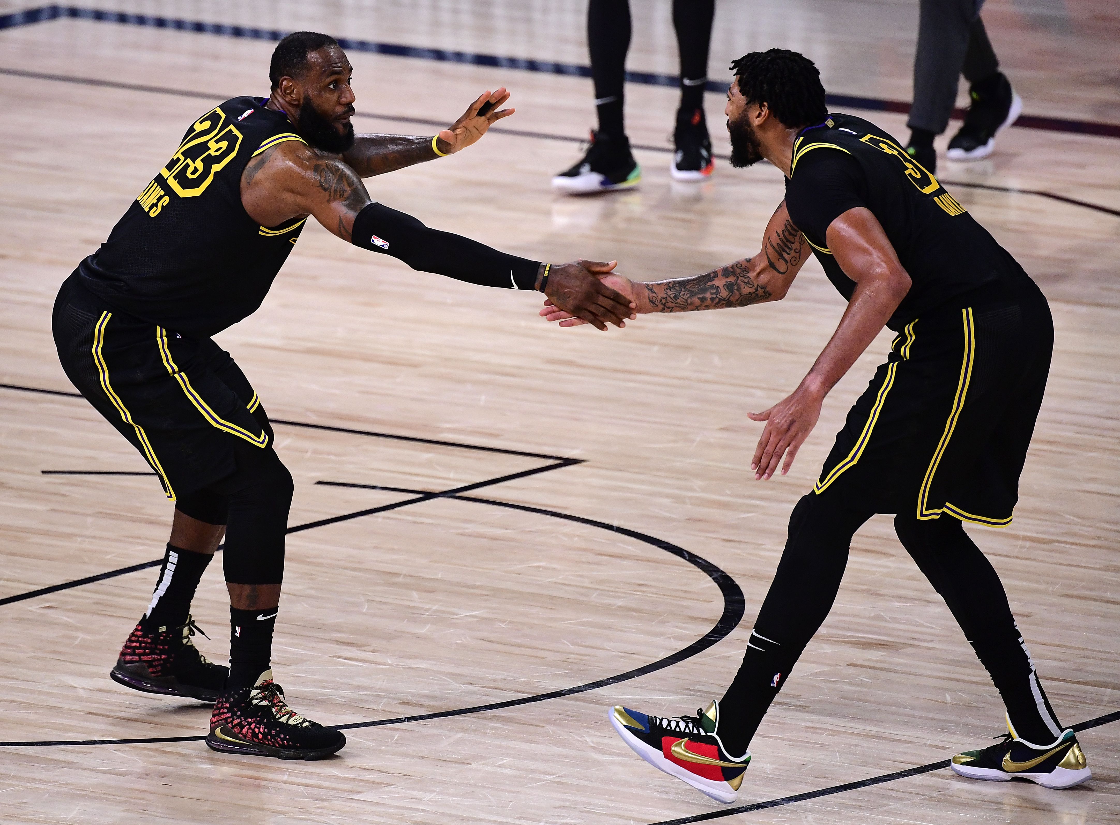 lebron james and anthony davis slapping hands