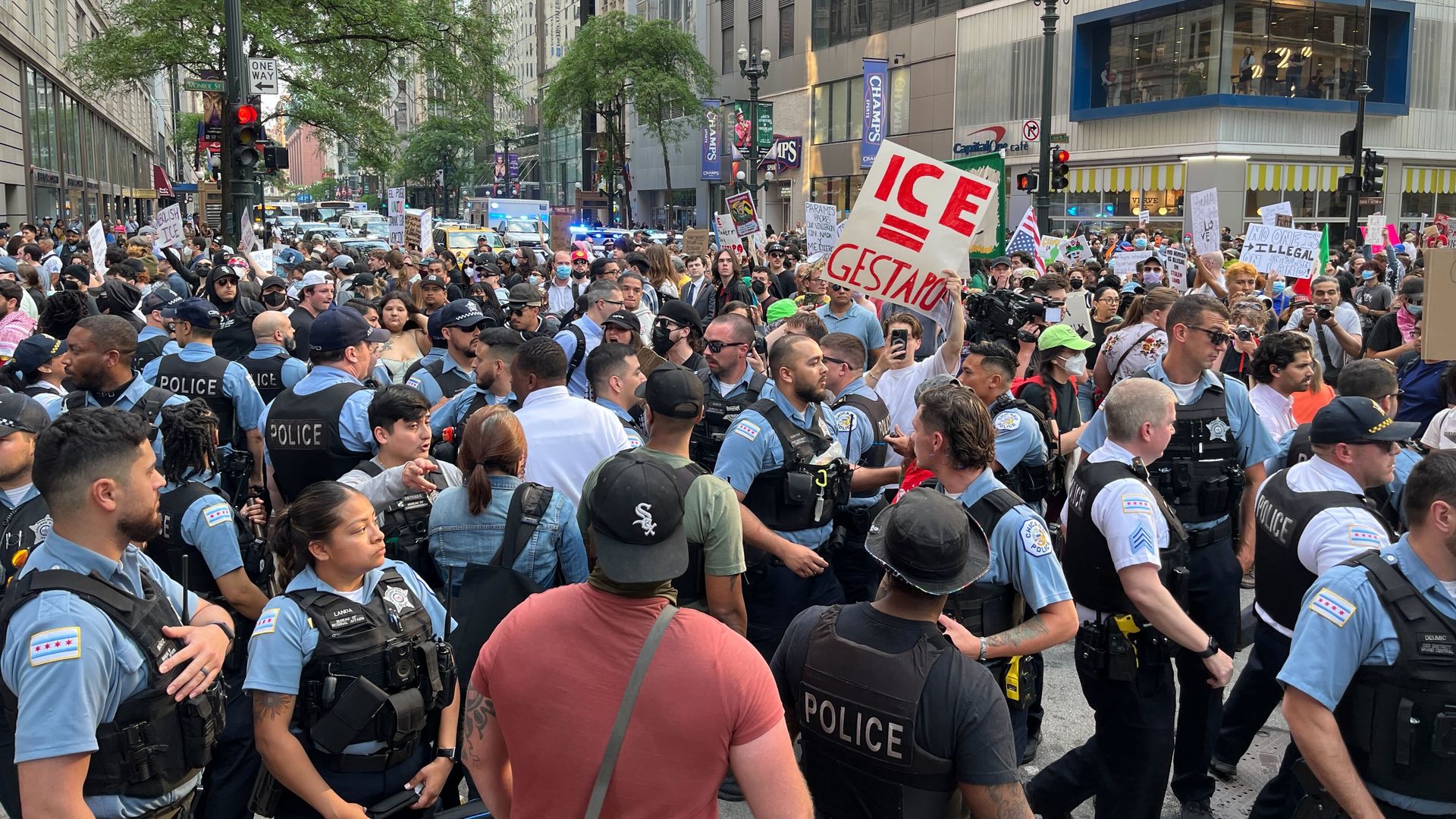 police and protestors in chicago 