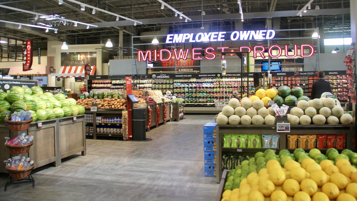 HyVee announces layoffs as company phases "COVID projects" Axios Des