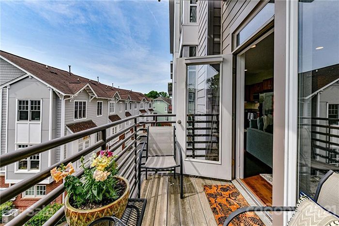 2200 Lyndhurst Ave #203 balconu