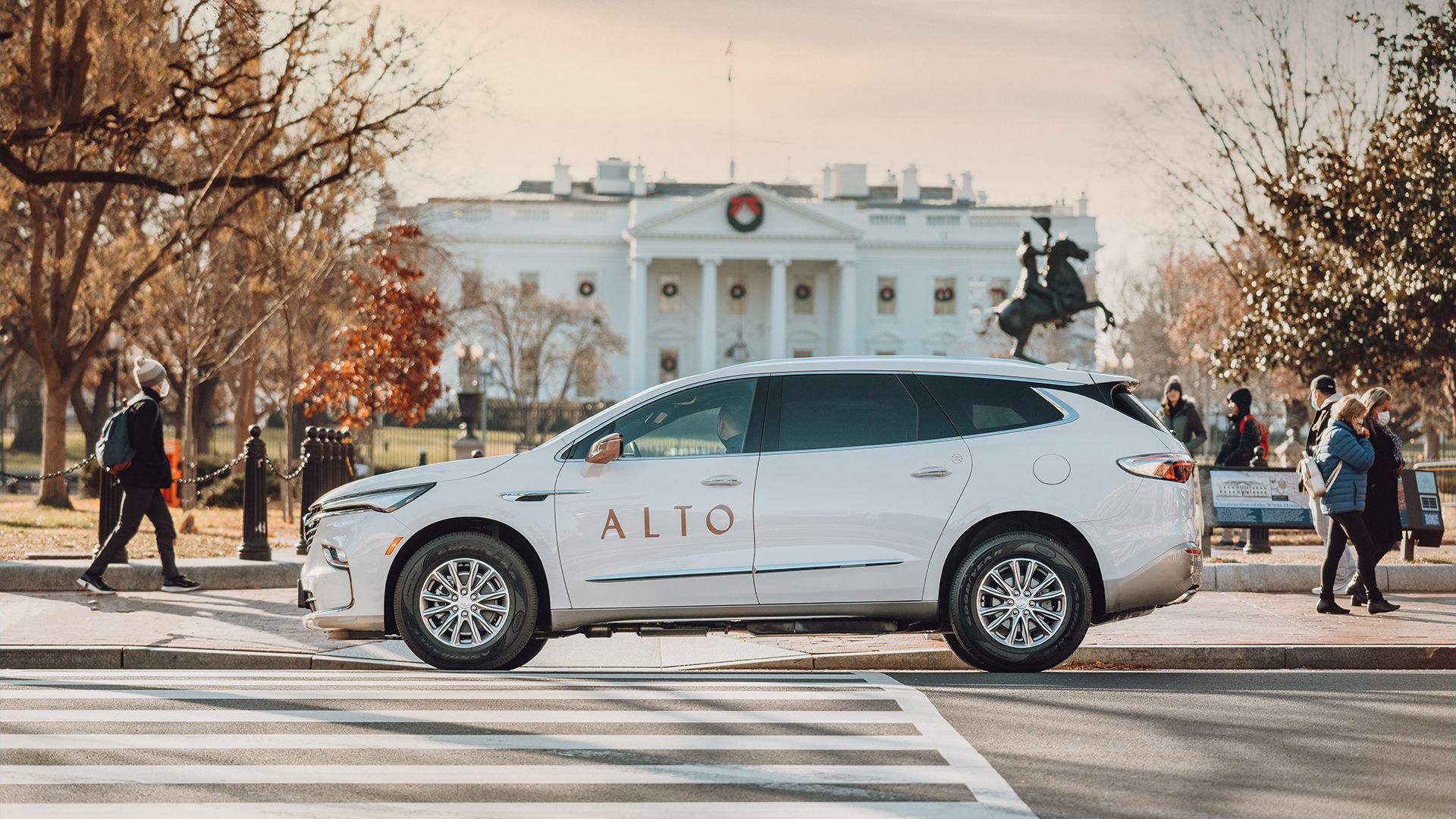 Image of a white Buick Enclave SUV with the Alto ride-hailing logo, outside the White House in Washington, D.C.