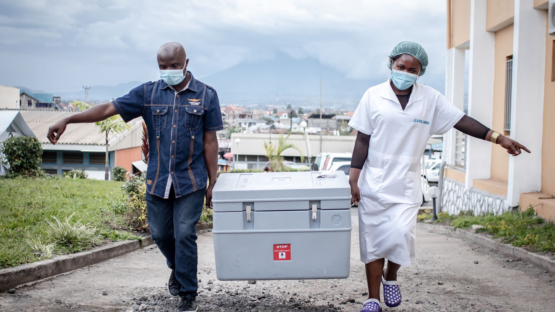 Carrying doses in Goma, DRC. Photo: Guerchom Ndebo/Getty Images