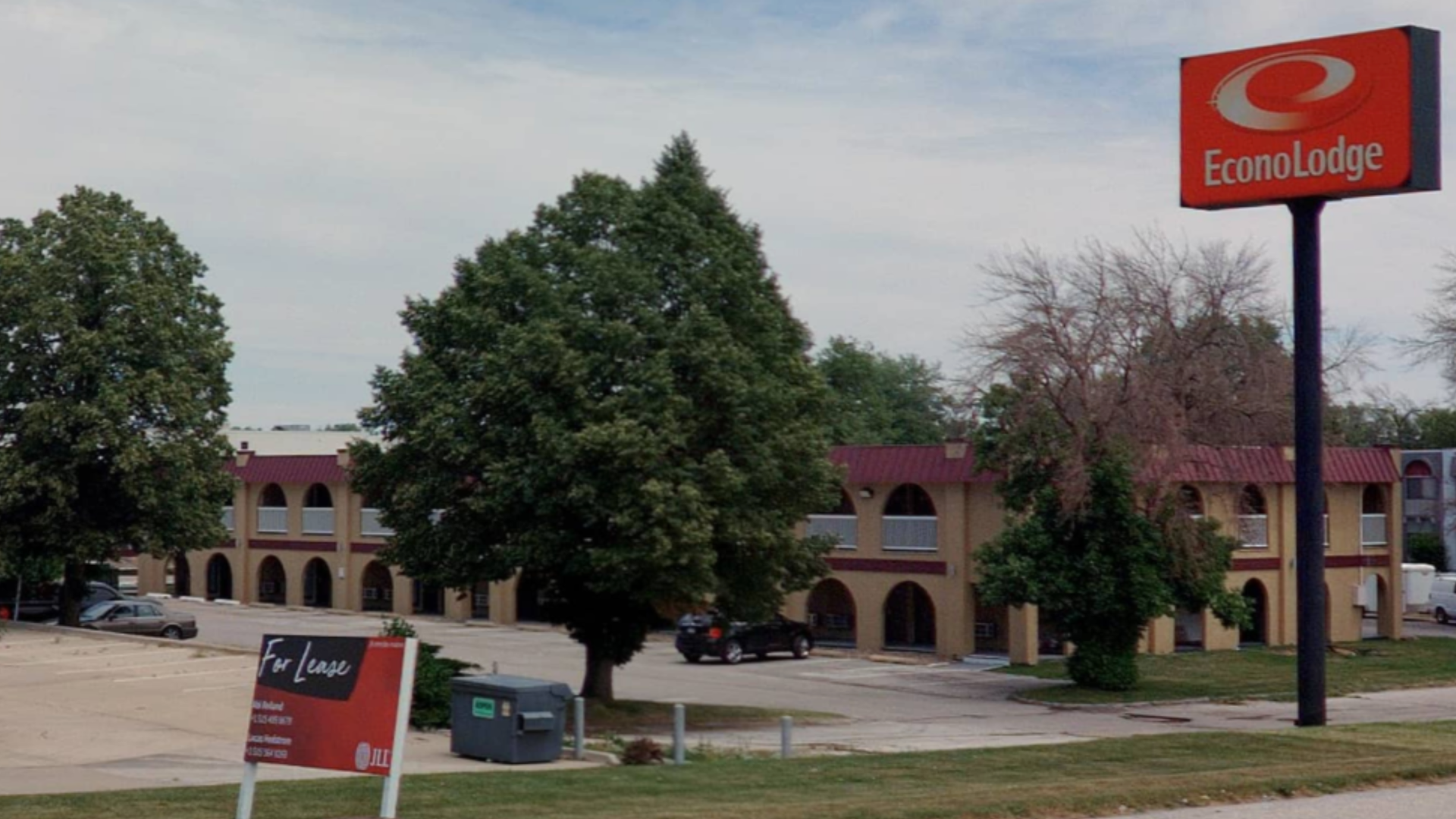 A photo of an EconoLodge hotel.