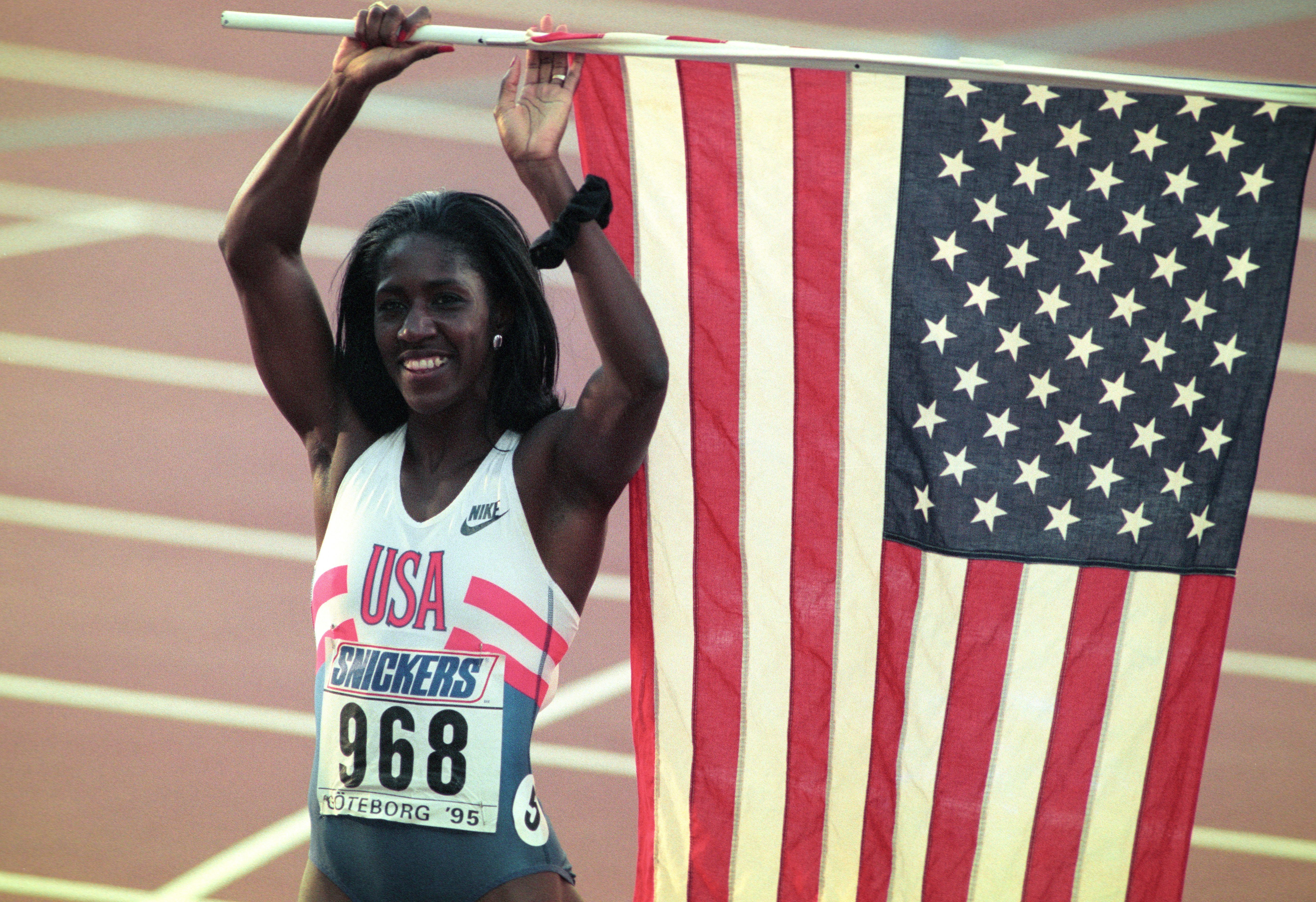 GOTEBORG, SWEDEN: Gwen Torrence of the United States celebrates her win on the 100 meters Final on August 7th, 1995 in Goteborg, Sweden. (Photo by Sergio J. Carmona/Getty Images)