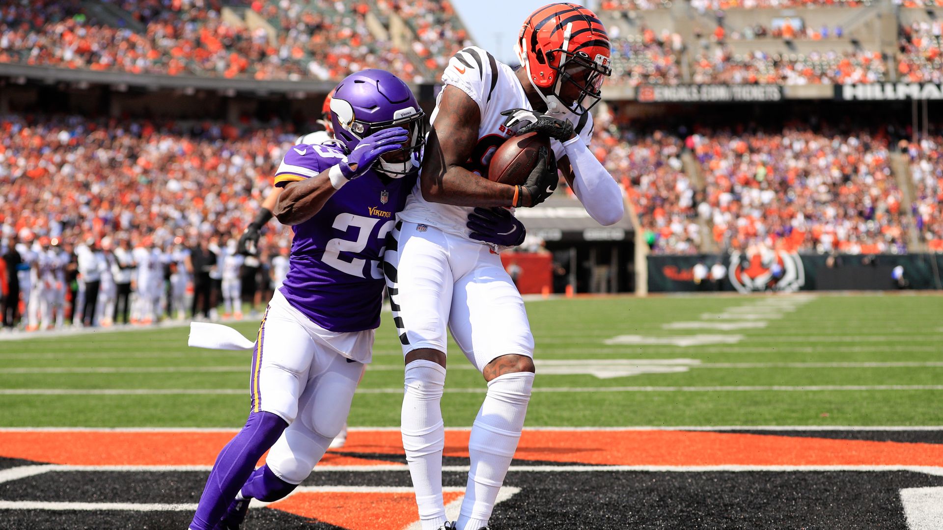 Tee Higgins catches a TD over Xavier Woods