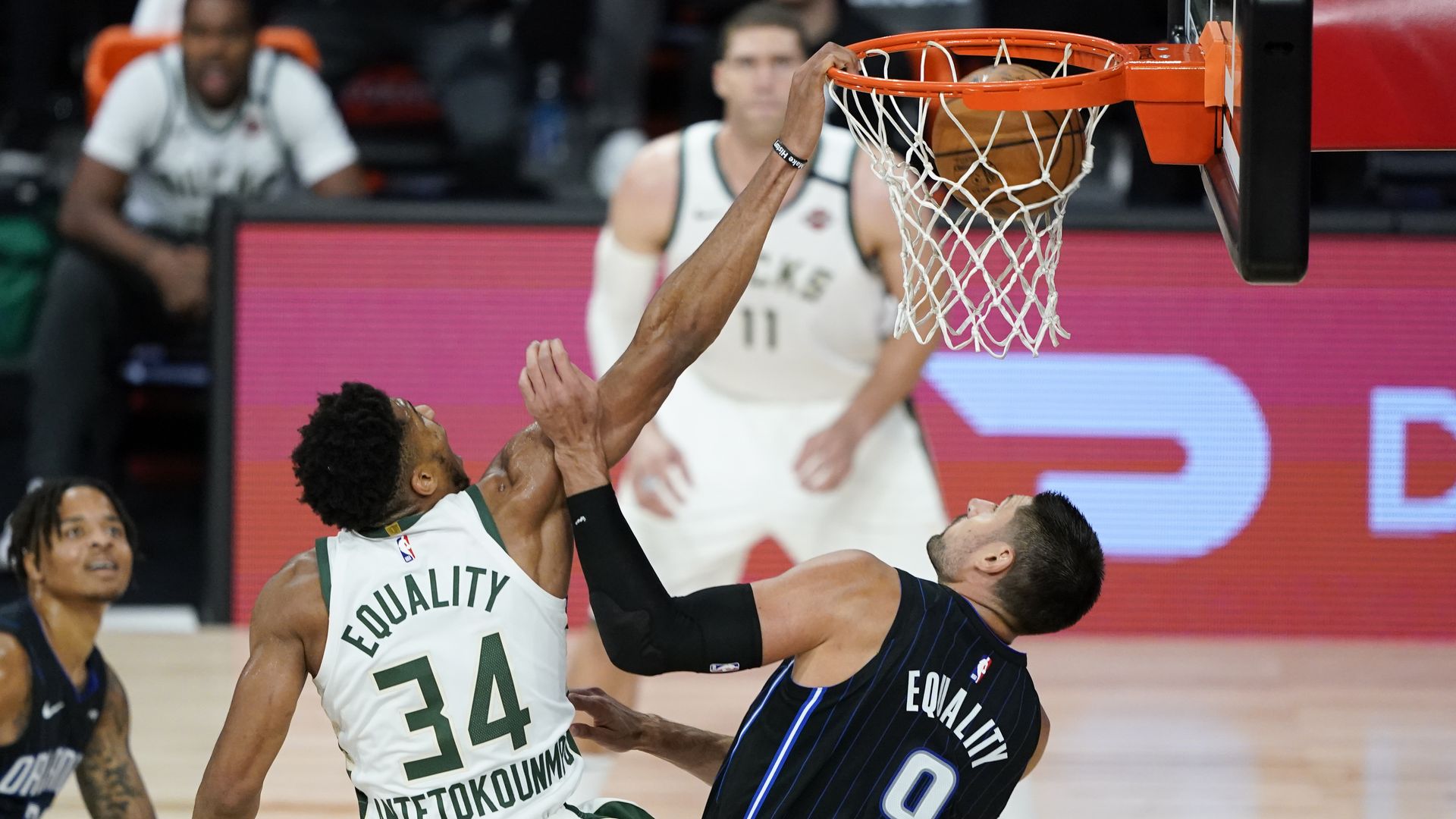 Giannis dunking