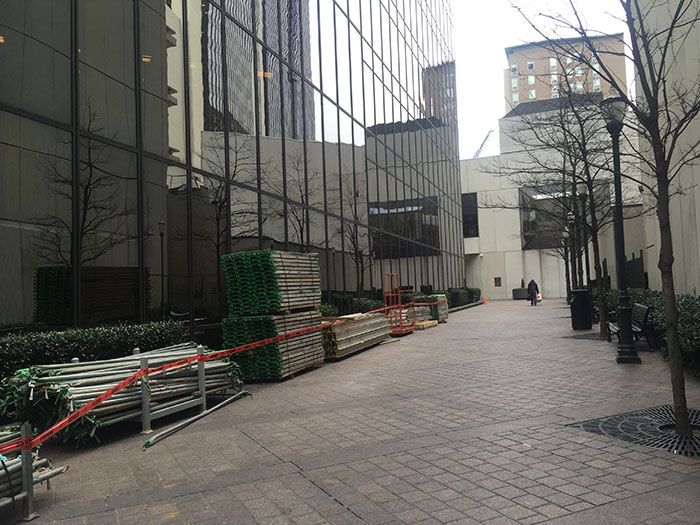 Bank-of-America-Plaza-smokers-alley