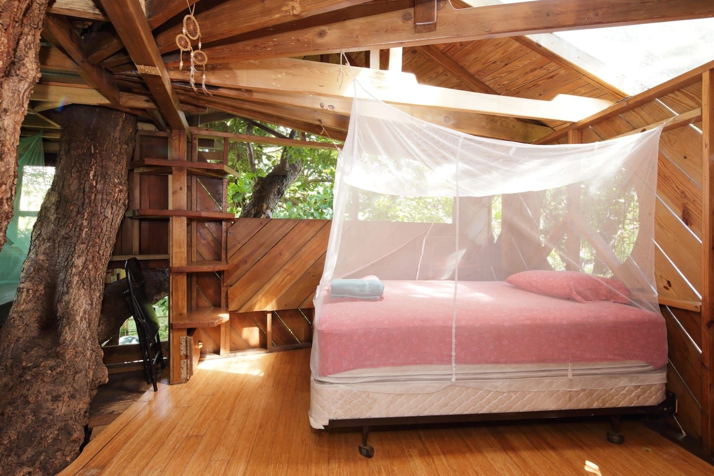 Treehouse on a farm in Miami bed