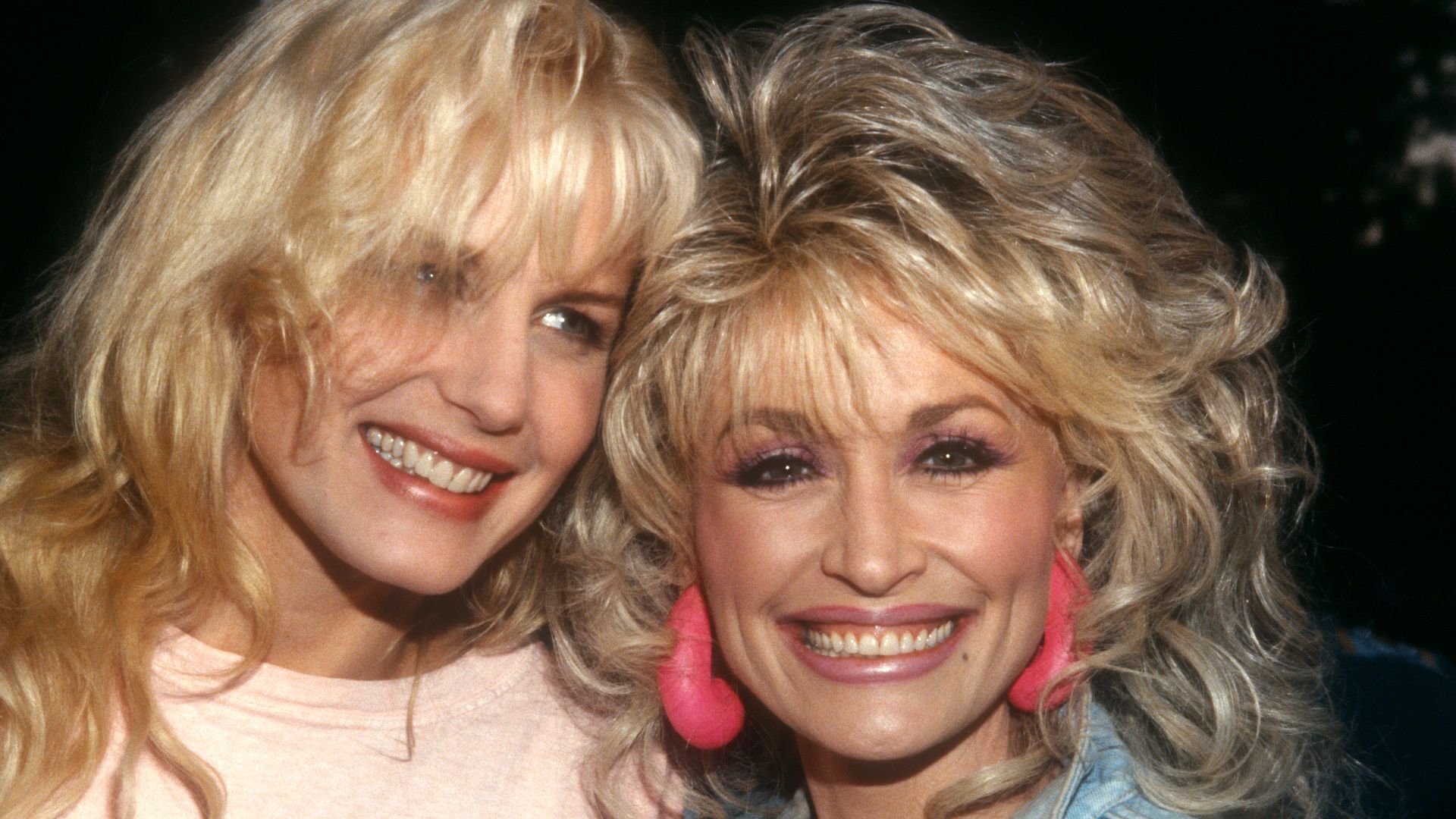 Photo shows Daryl Hannah and Dolly Parton smiling in a photo from 1989.