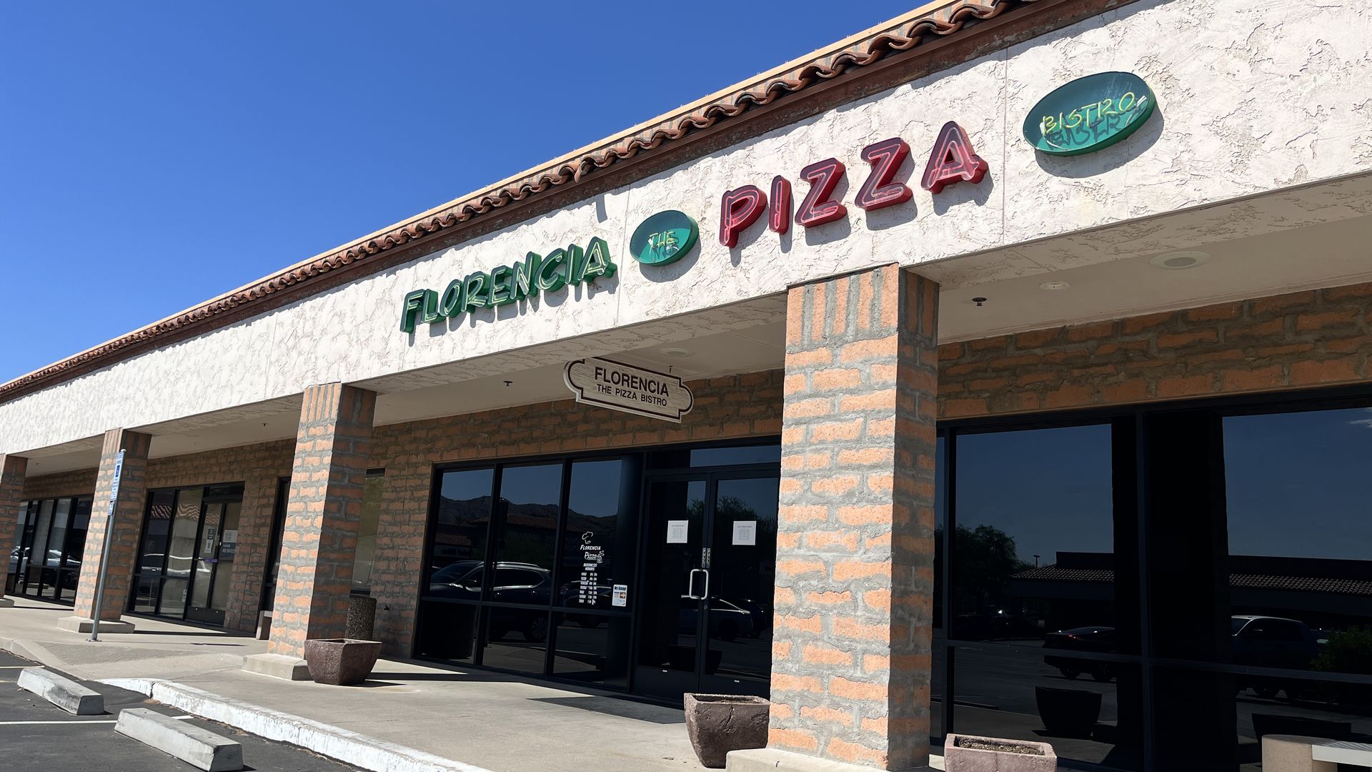 A storefront that says, "Florencia Pizza."