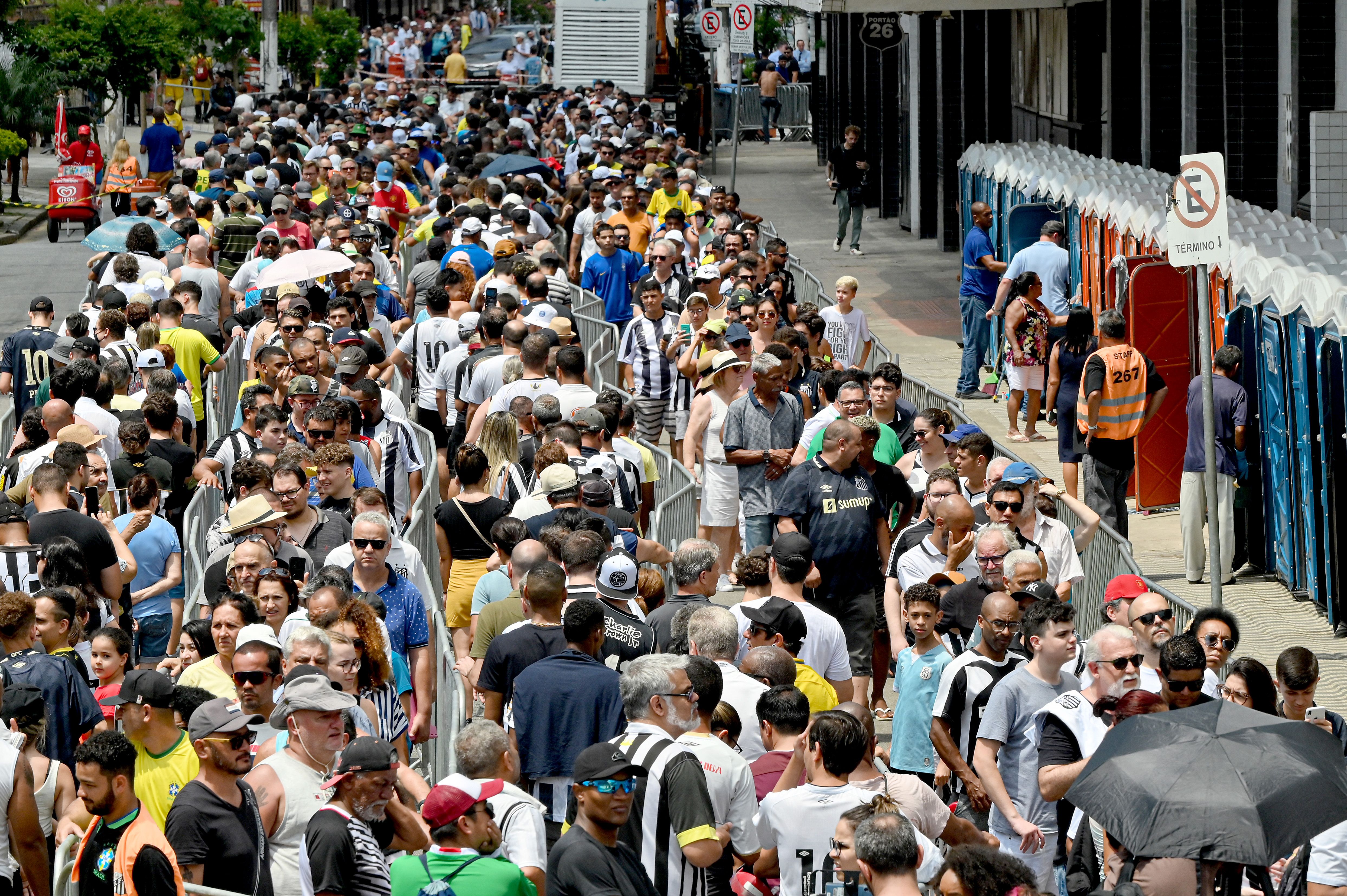 It's going to be crazy': Crowds flock to Santos for Pelé's wake