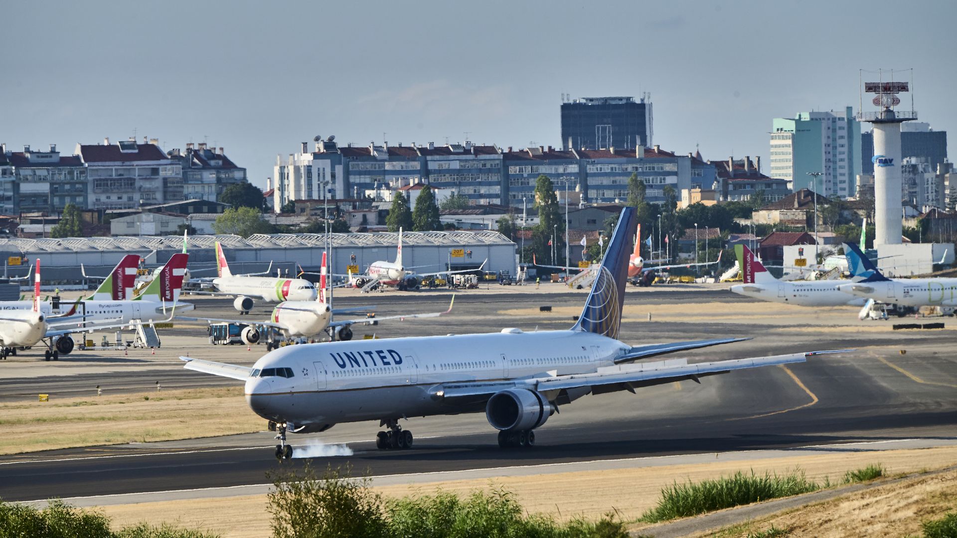 A United Airlines plane landing in Lisbon
