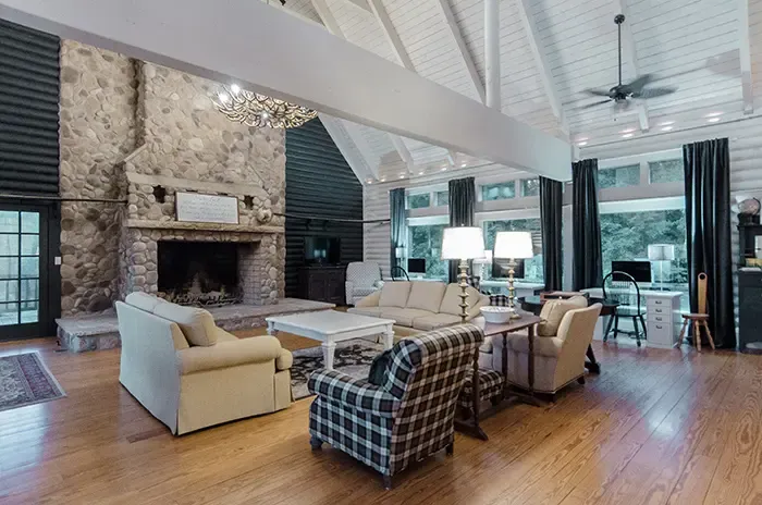 10450 Brief Rd living room