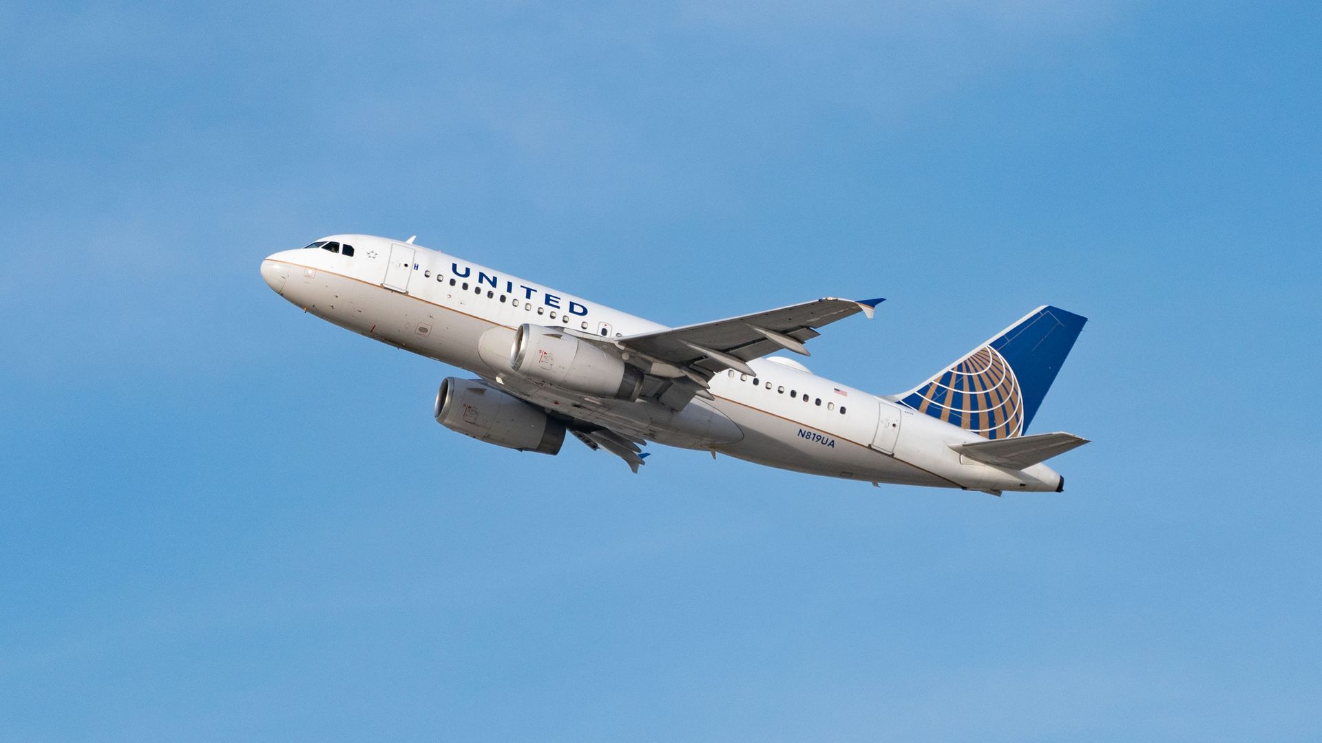 United Airlines Airbus A319-131 takes off 