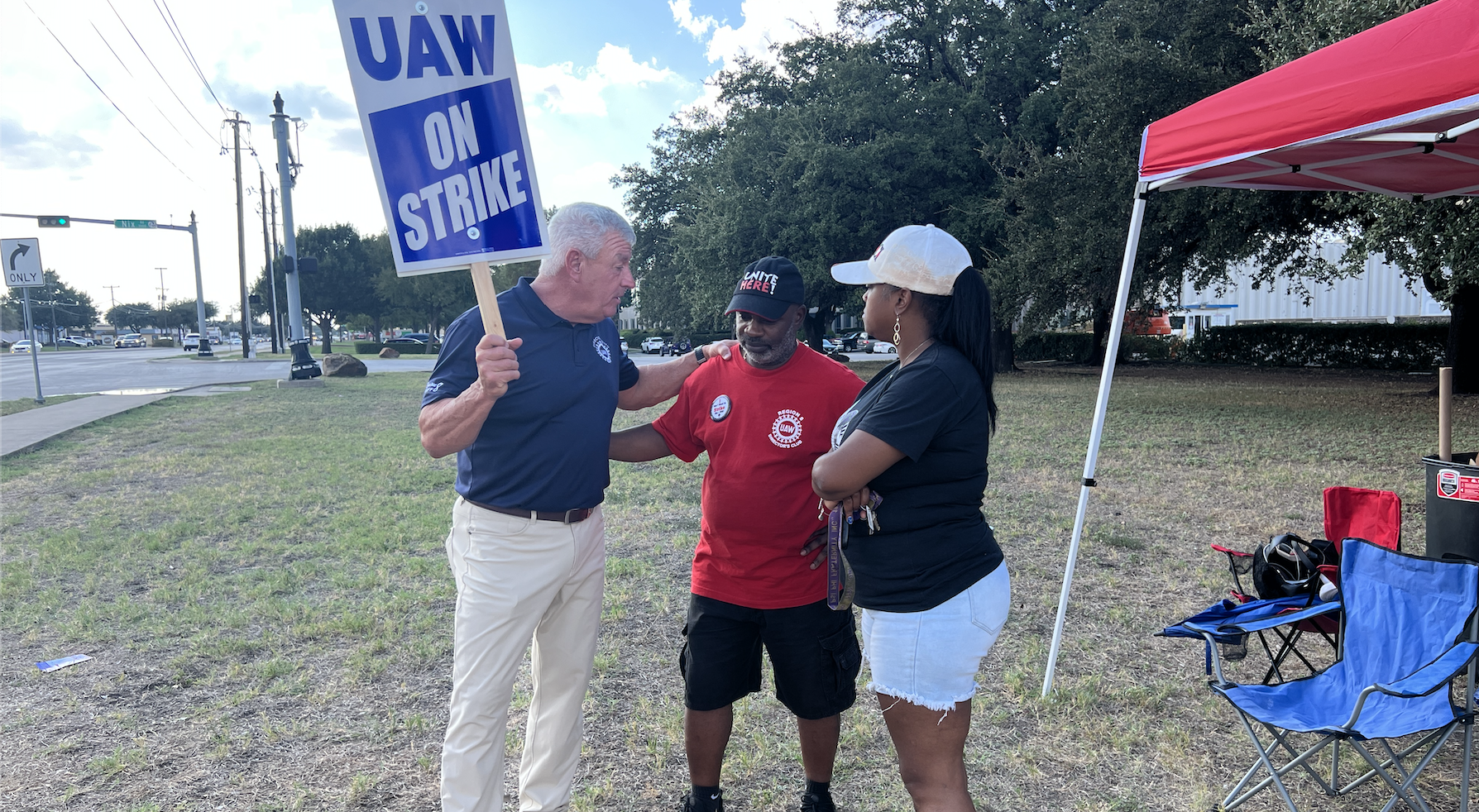 UAW leaders stand in a huddle.