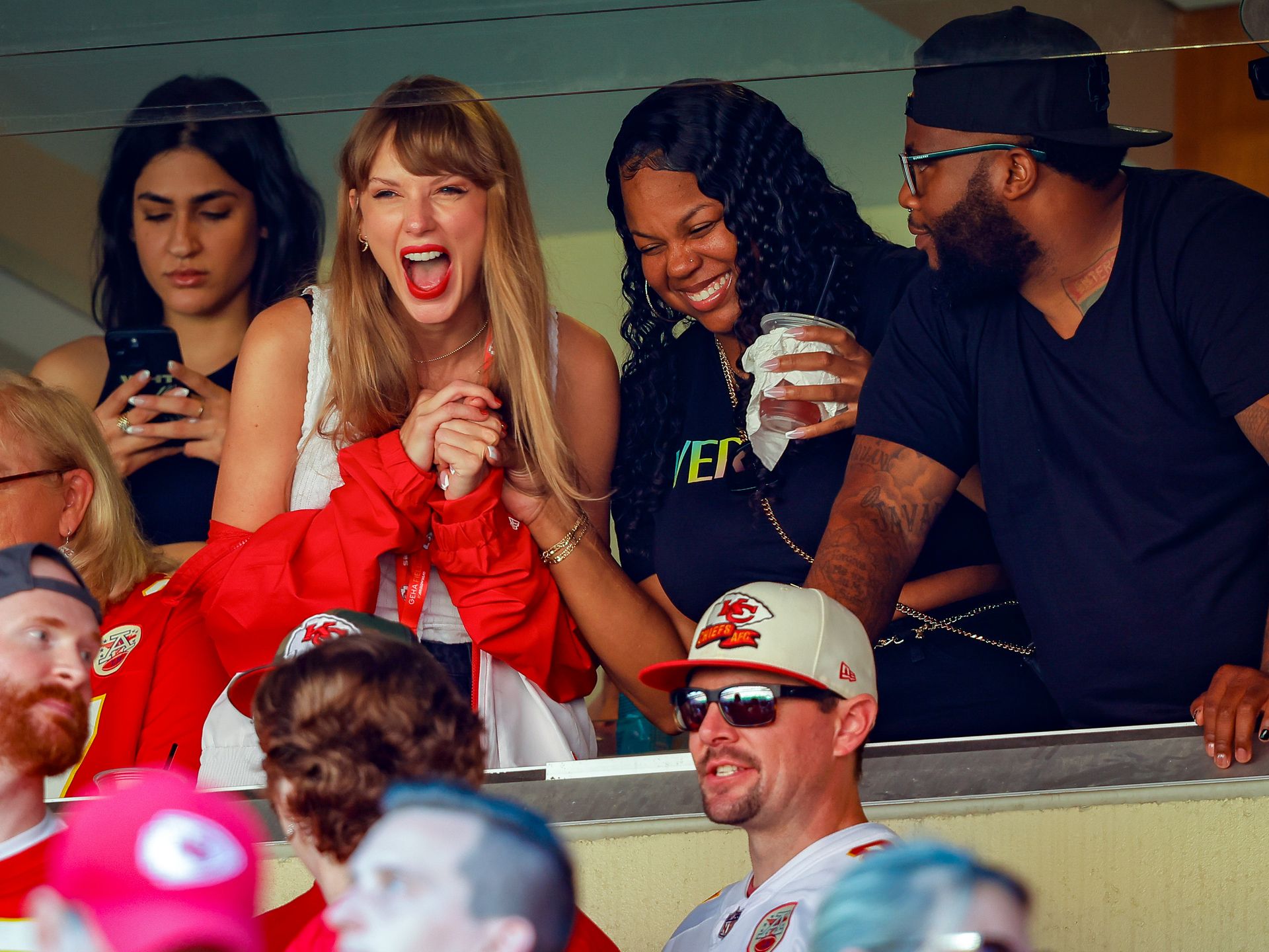 Taylor Swift cheers alongside Travis Kelce's mom at Chiefs game