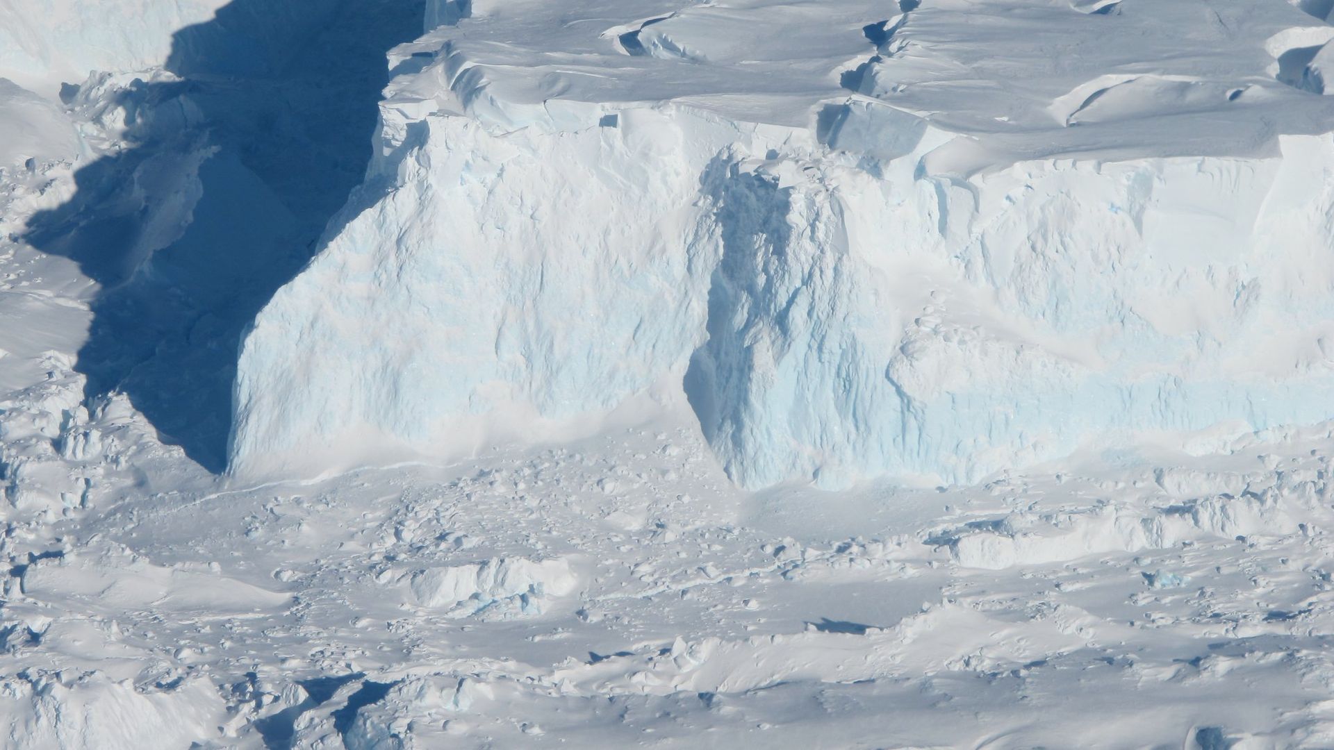 Close look at the Thwaites Ice Shelf edge 