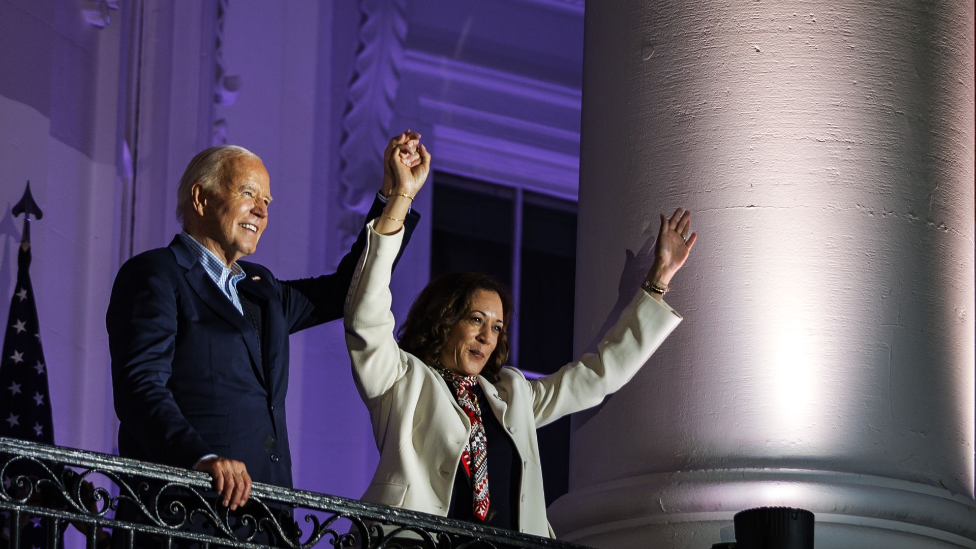Biden raises harris' arms