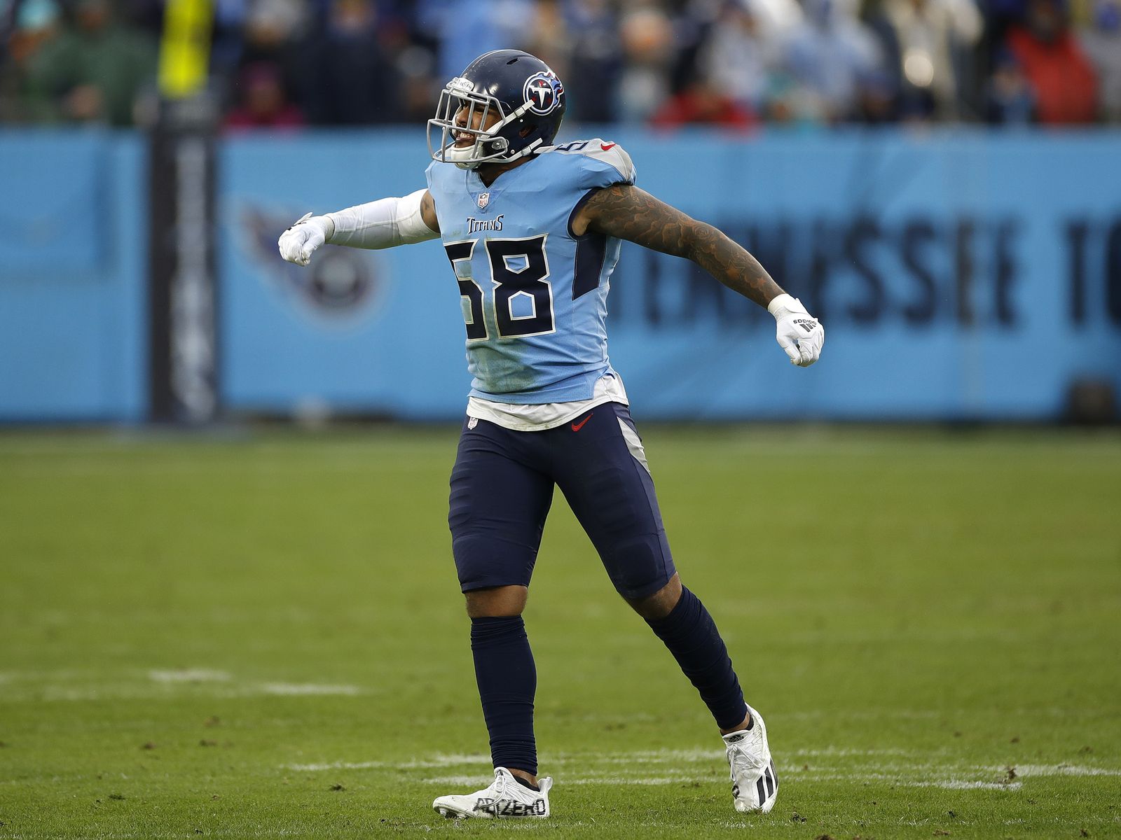 Download Harold Landry of Tennessee Titans in Action Wallpaper