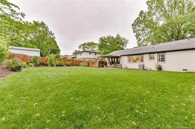 1700 Tamworth Dr yard