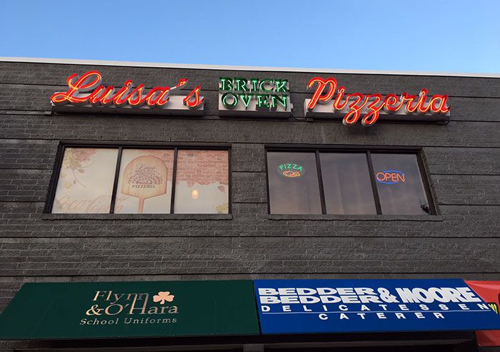 luisas-pizza-on-montford-signage
