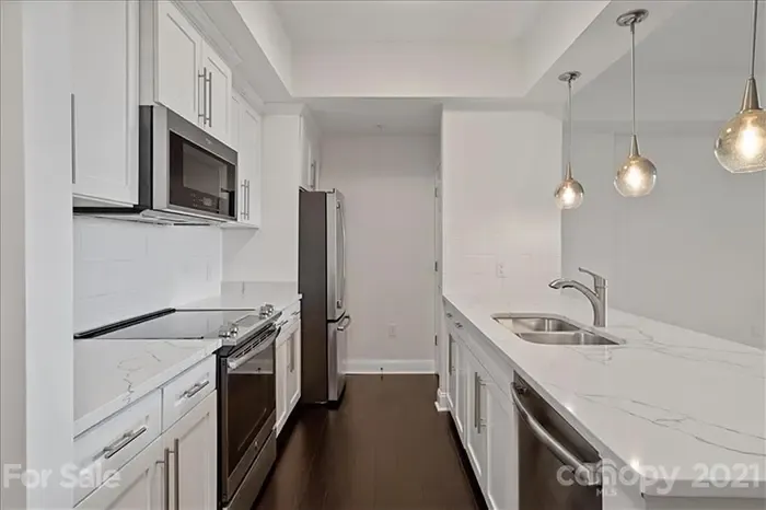 300 W 5th St #516, kitchen