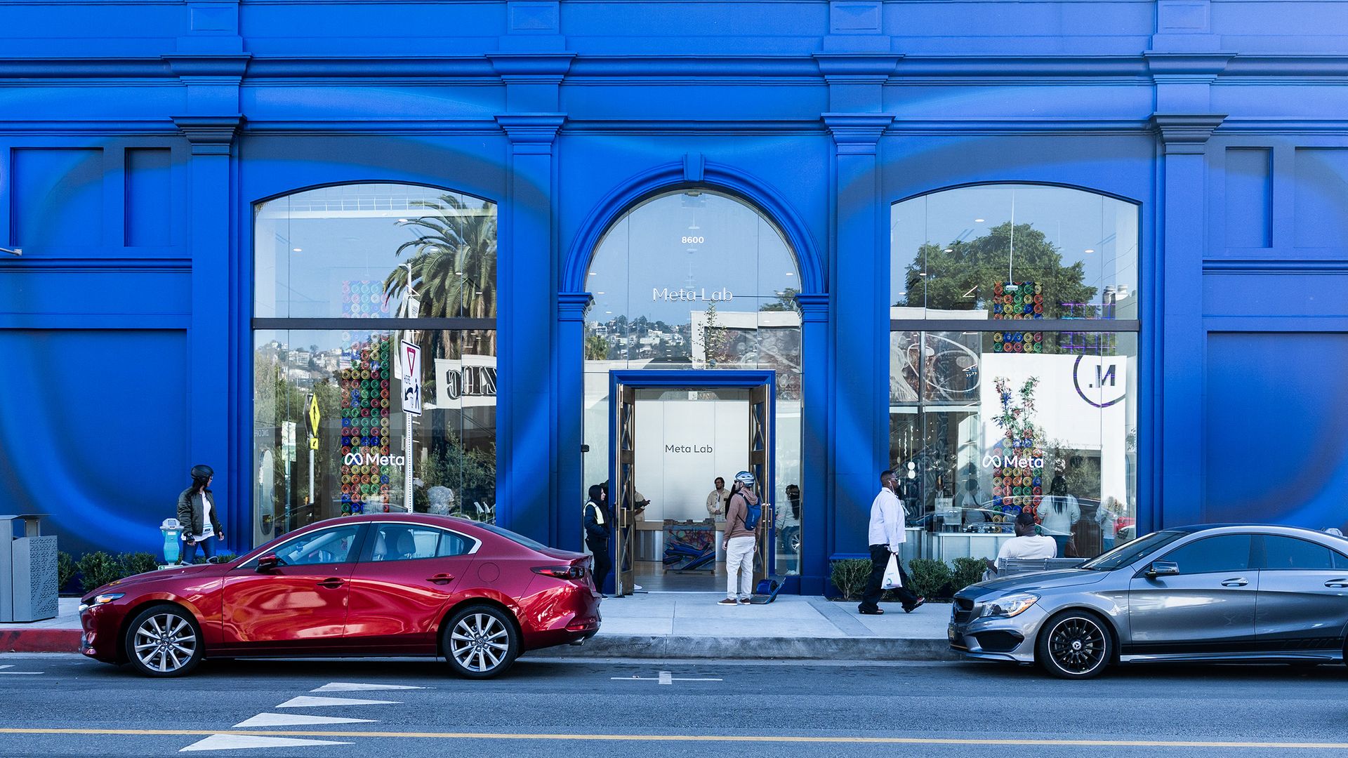 A Meta glasses shadow decorates the outside of the Meta Lab in West Hollywood. Photo: Myung J. Chun / Los Angeles Times via Getty Images