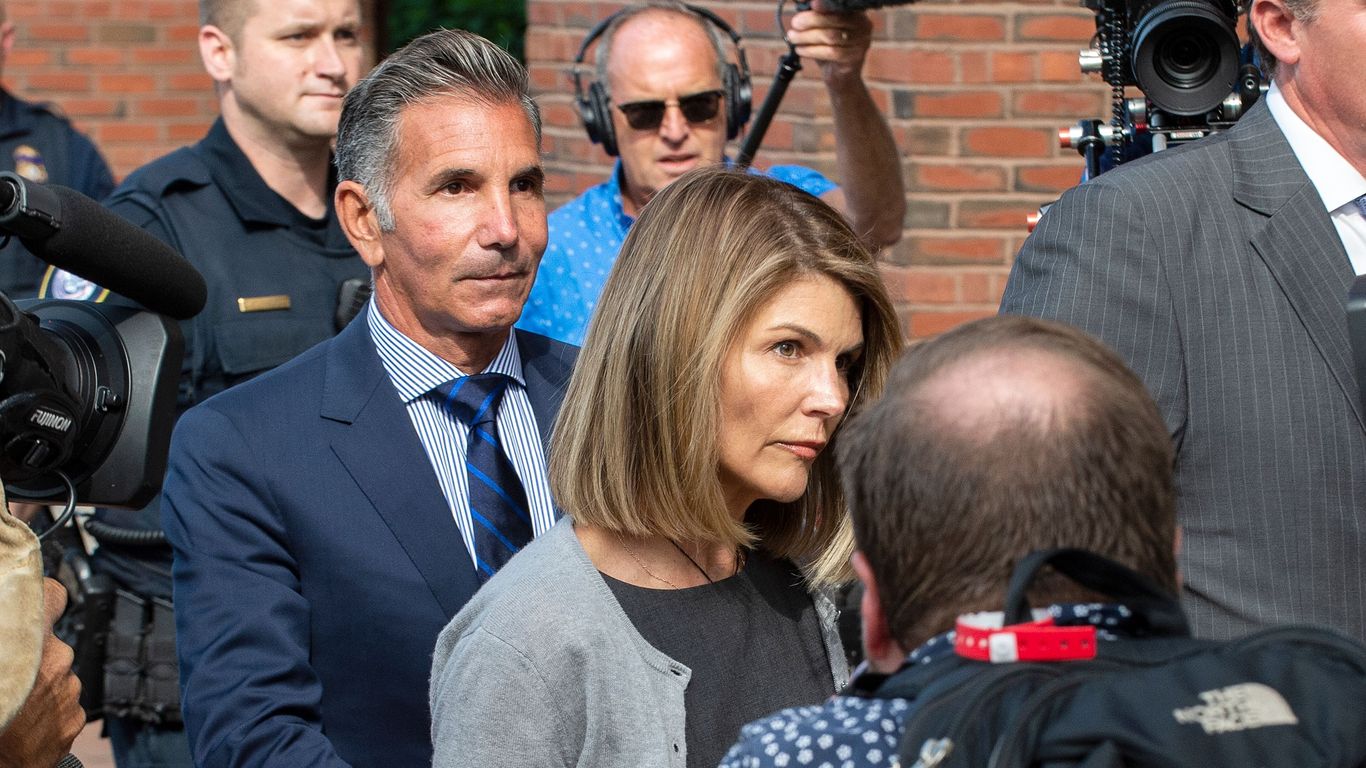 Lori Loughlin And Husband Agree To Plead Guilty In College Bribery Scandal 6457