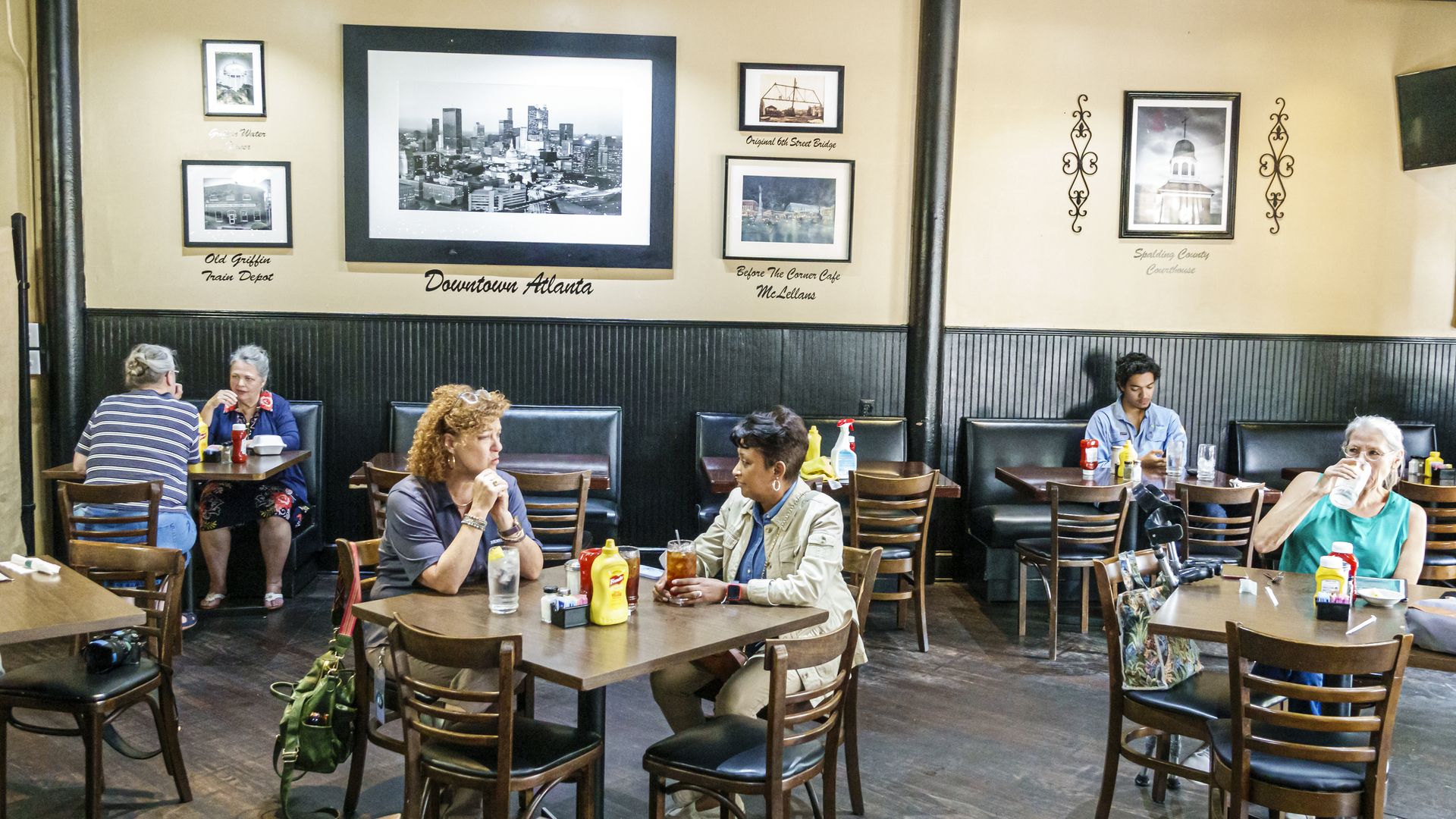 Restaurant dining room 