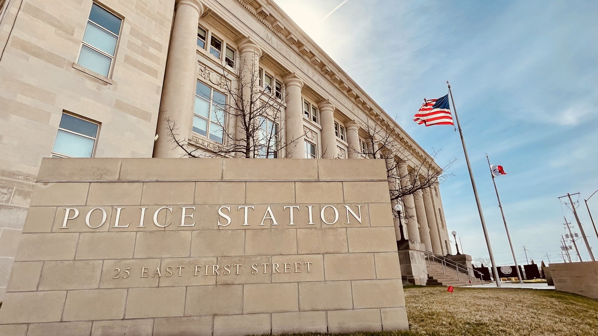 A photo of the Des Moines Police station.
